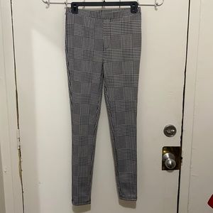 Ardene black and gray geometric design high waisted legging, size small